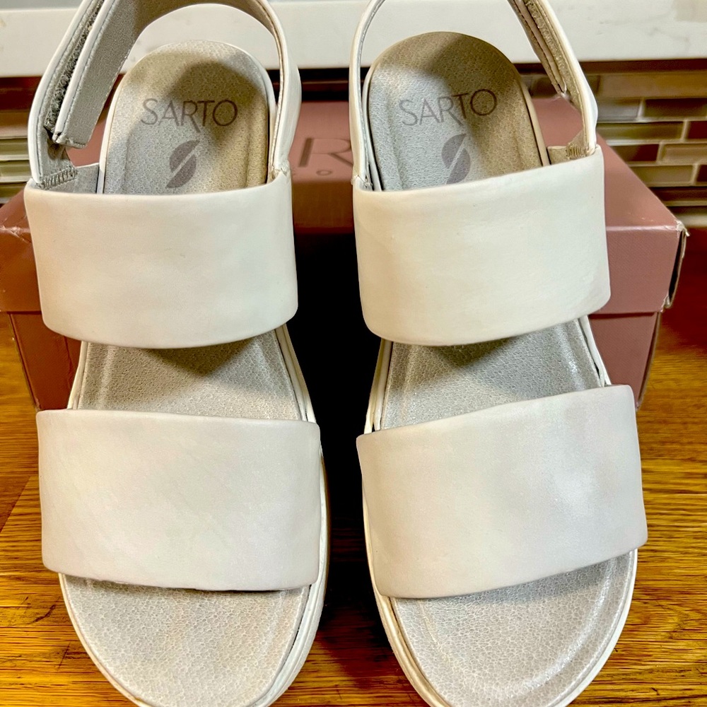 Franco Sarto Sandals size 5 plataform color white
